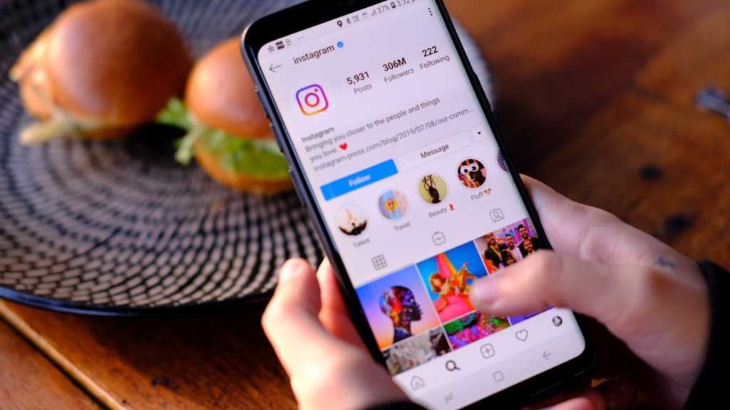 Integrating Social Media Platforms with Islamic E-commerce Websites